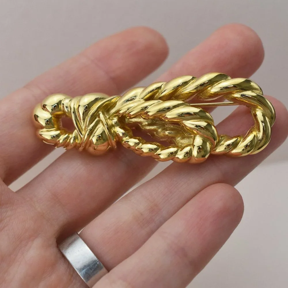 Rope knot brooch gold, large quirky lapel pin for women, 60s vintage jewelry